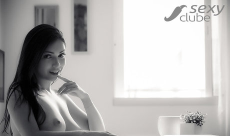 See mya hot model pics