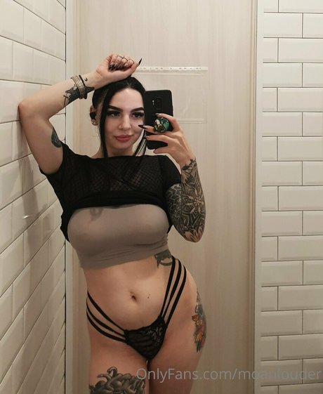 moanlouder model sexy picture