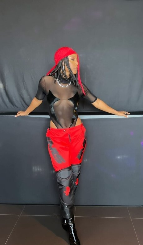 Negra Li star pretty photo