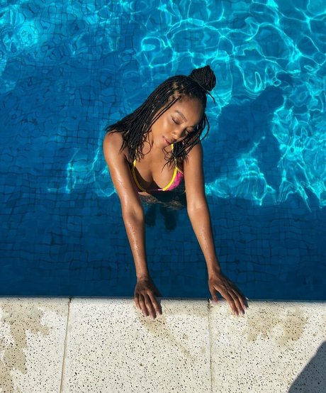 Negra Li model art galleries