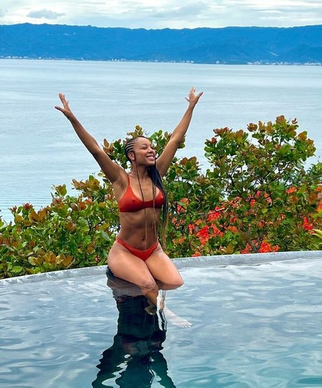 Negra Li nude star photo