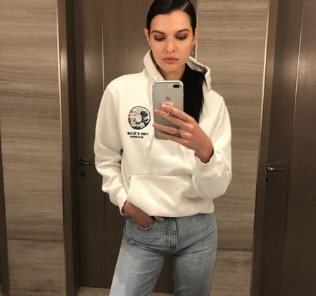 Sasha Zotova hot star pics