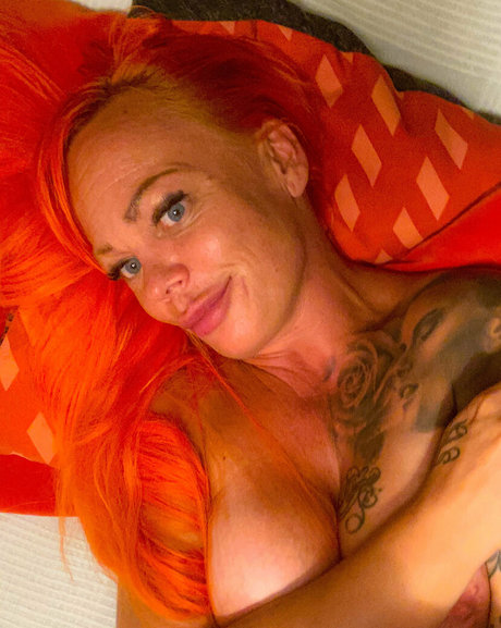 loving queent exclusive model pic