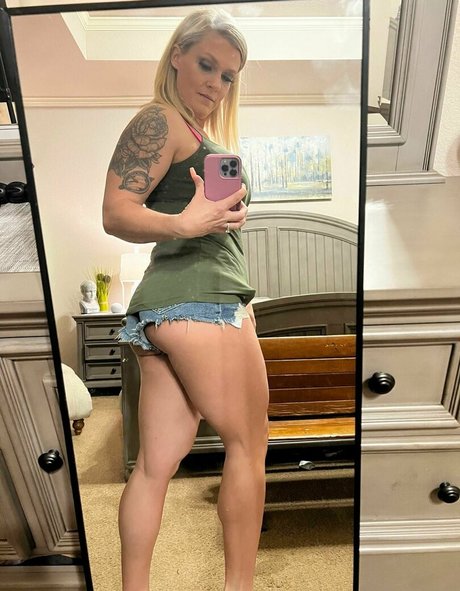 sadieandrews art model img