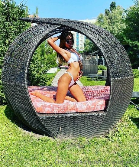 hot and wild porn model image