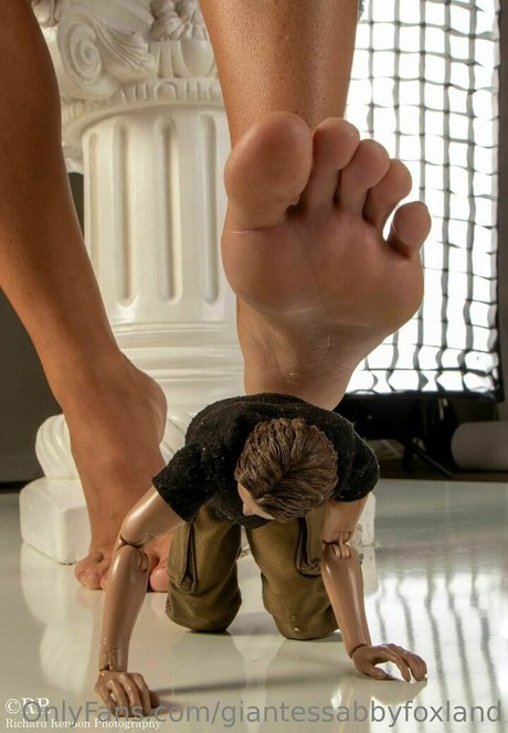 giantessabbyfoxland erotic model image