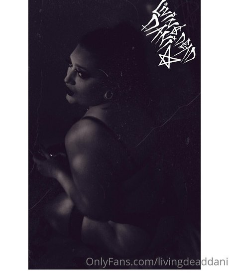 livingdeaddani erotic model image