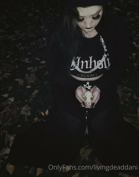 livingdeaddani sexy model pics