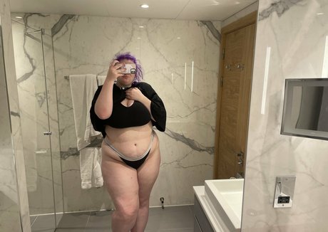 phoebetheunistudent model naked pics