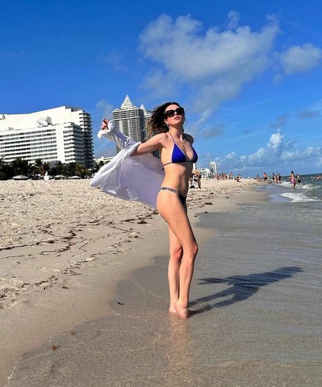 Melis Sezen model art photos