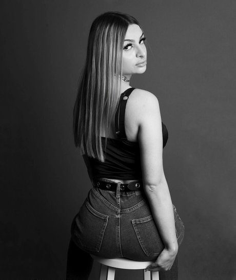 aliih hx pornstar naked pic