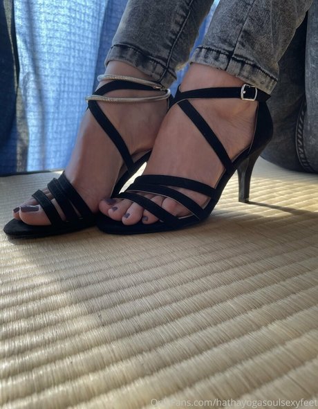 hathayogasoulsexyfeet model hd image