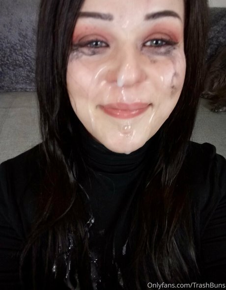 trashbuns model naked image