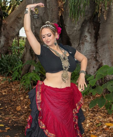 Rachel Elizabeth model adult picture