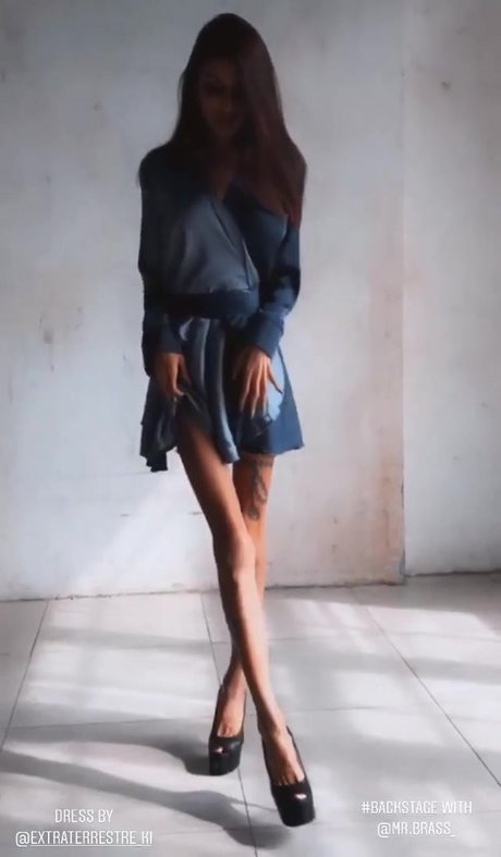 Caroline Queen beautiful actress img