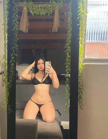 Djhully Amaral model perfect image