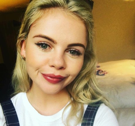 Saoirse Monica Jackson model hot image