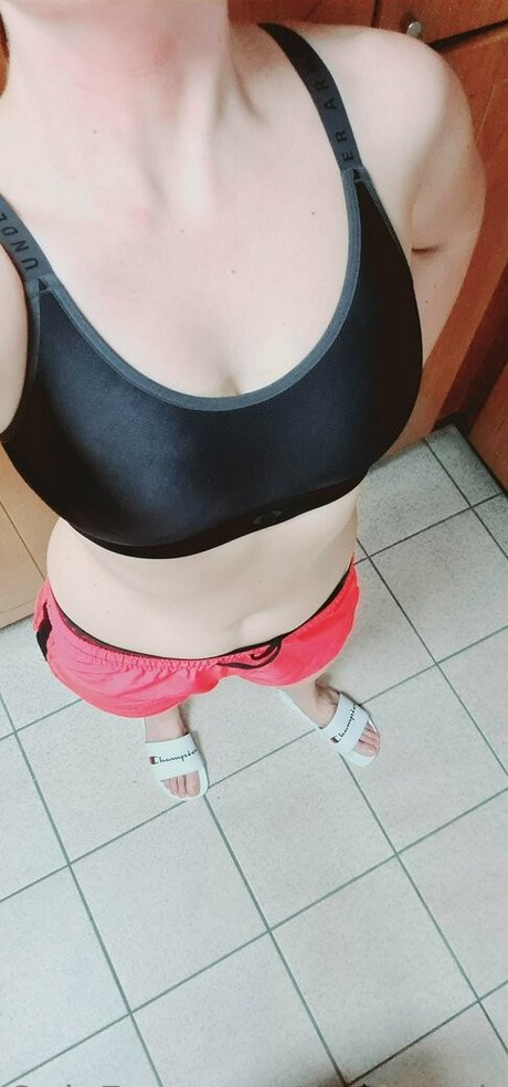 foot vault model pretty pic