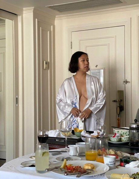 asianeva pretty model image