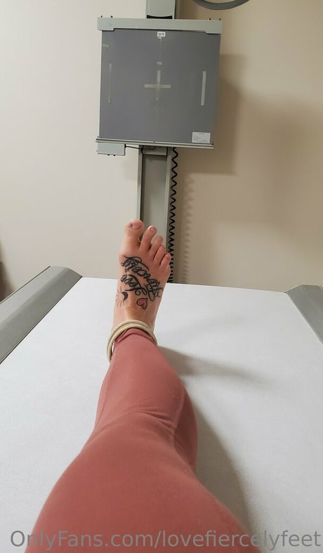 lovefiercelyfeet pretty pornstar image