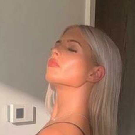 Caitrhx model erotic image