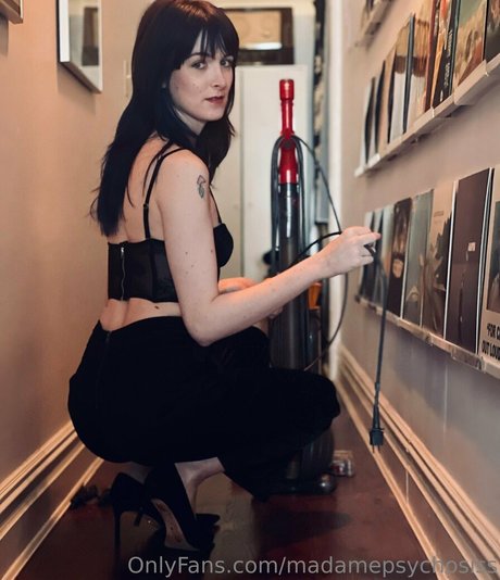 Madamepsychosiss model erotic photo
