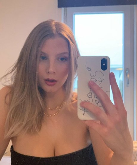 Stina high quality actress pic