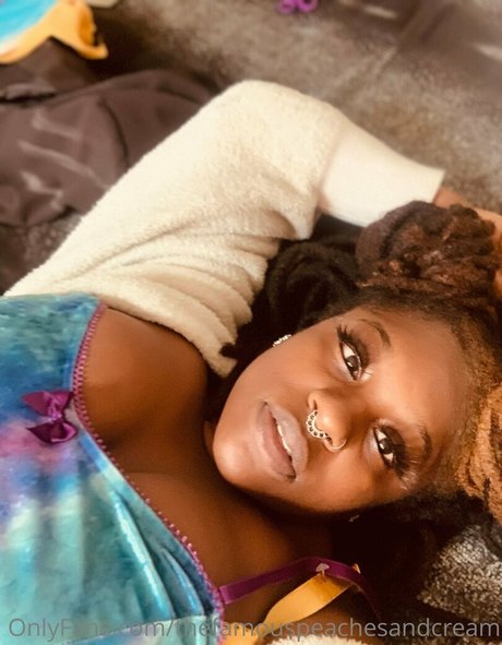 thefamouspeachesandcream erotic star picture