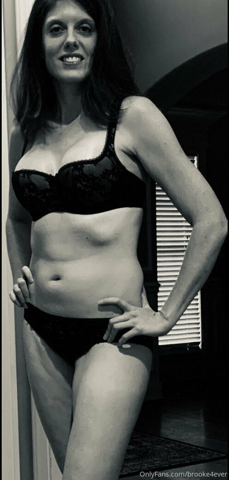 bustybrooke1 nudes model archive