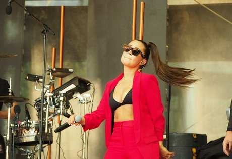 Anna Abreu model top photo