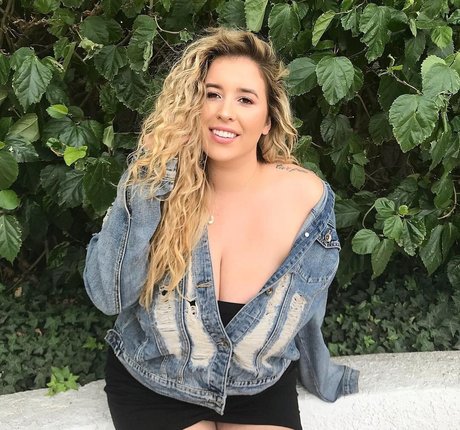 Lo Sangstaaa model nice image