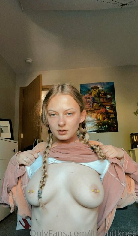 itzwhitknee erotic star archive