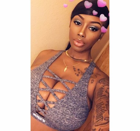 NonnieBaby model porn pic