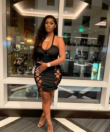 NonnieBaby pretty model picture