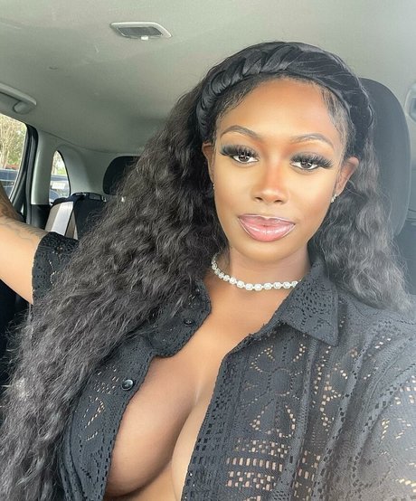 NonnieBaby model beautiful image