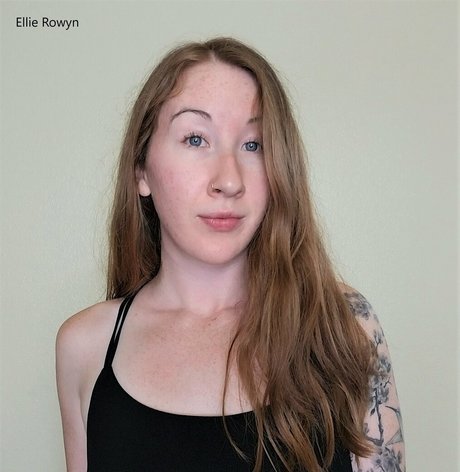 ellierowynfans sexy model image