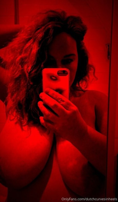 dutchcurvesinheels model sexy img