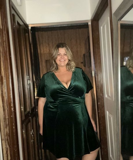 plussize andfine nudes model image