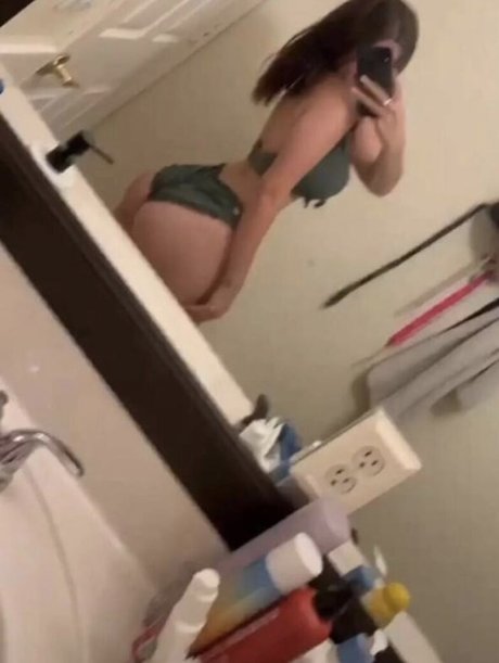 Emiliee Russo hd actress galleries