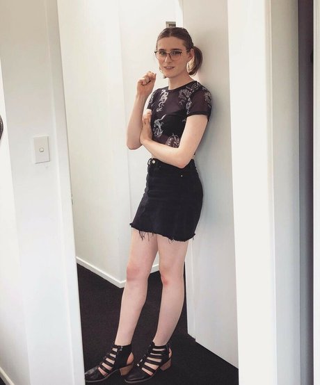 Alice In Wonder1and erotic model image