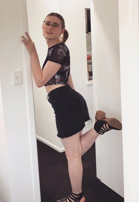 Alice In Wonder1and model nude pictures