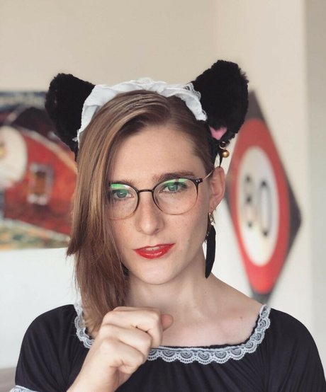 Alice In Wonder1and model beautiful image