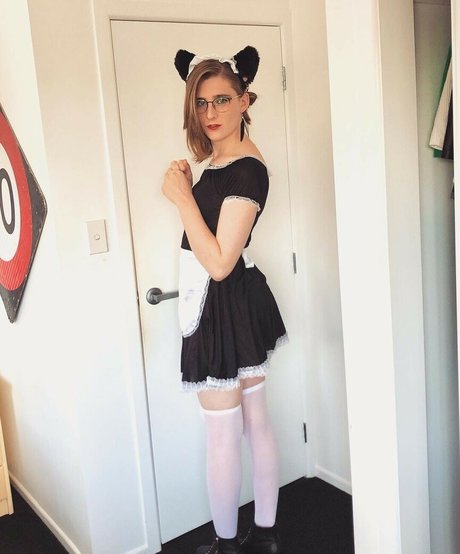 Alice In Wonder1and hot model picture