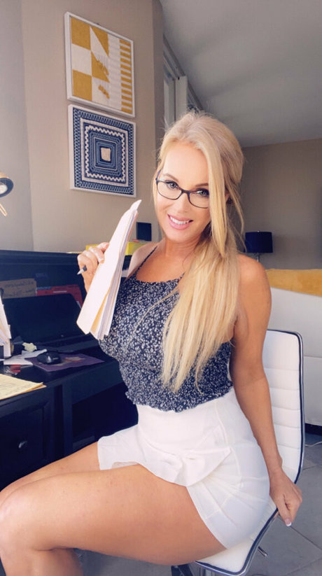 Ellehotmom pornographic actress gallery