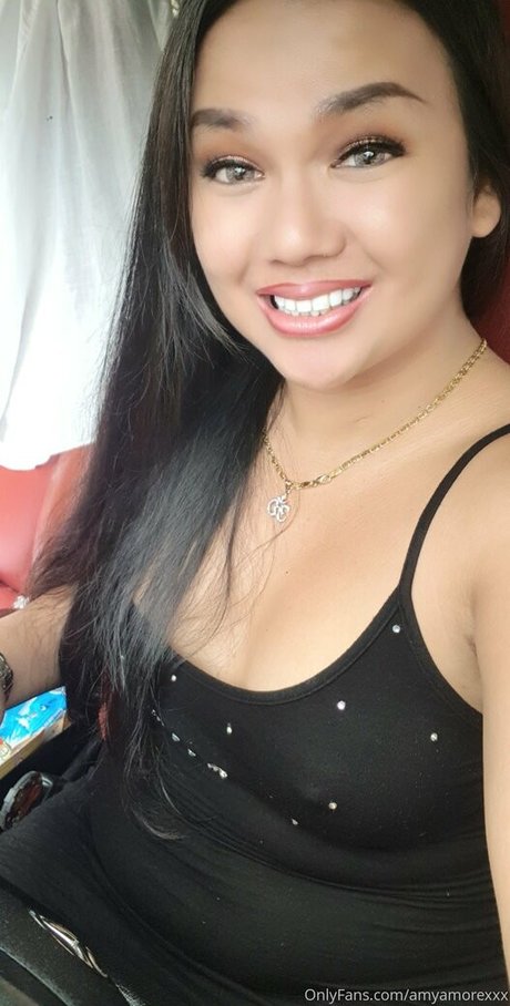 amyamorevip model naked image