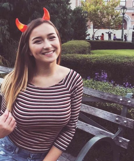 Tyler Whitaker model hot img