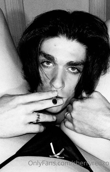 cherryredxo model img