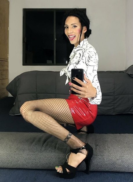 Lavaltl nude star photo