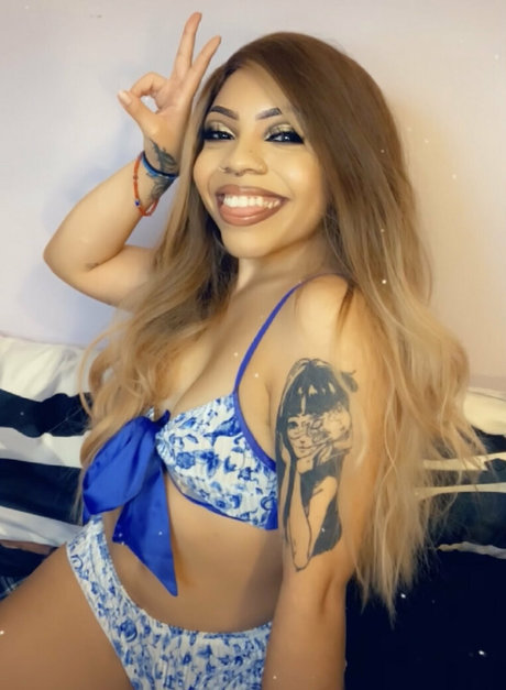 izzybrando model nude photo