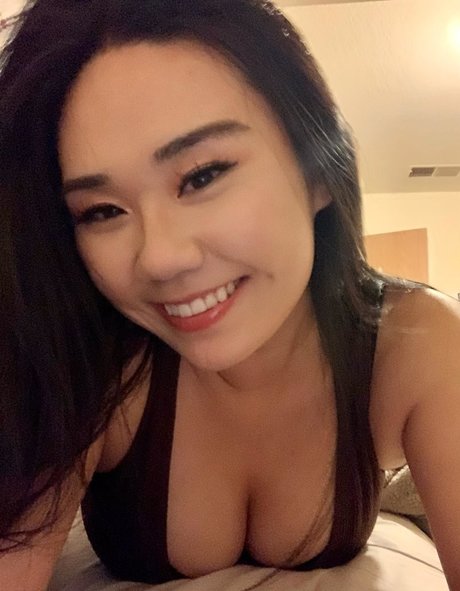 KittyEyess xxx model photo